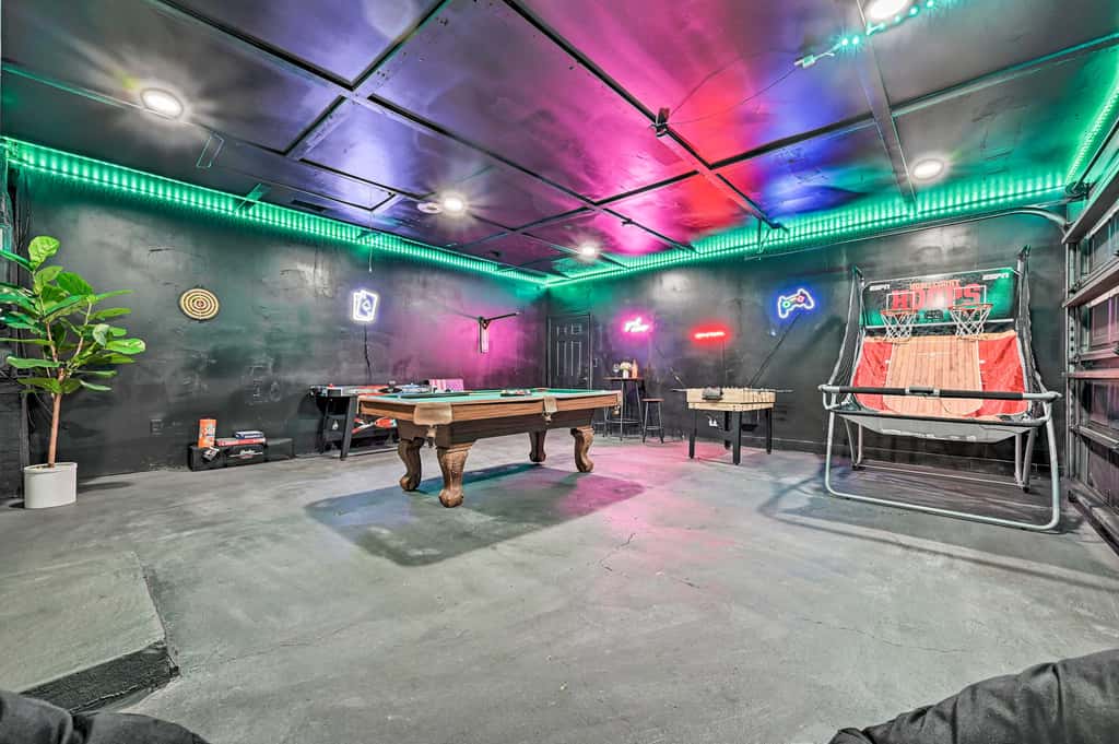 Tampa Retreat: 11 Beds, Game Room & Pool!