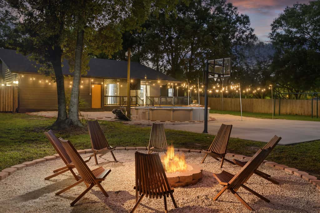 Tampa Retreat: 11 Beds, Game Room & Pool!