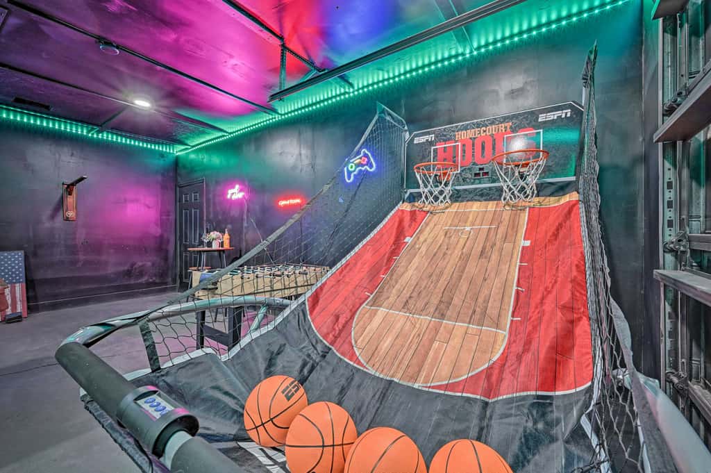 Tampa Retreat: 11 Beds, Game Room & Pool!