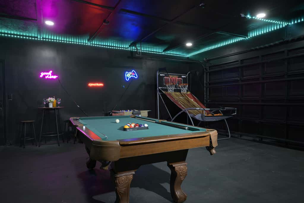 Tampa Retreat: 11 Beds, Game Room & Pool!