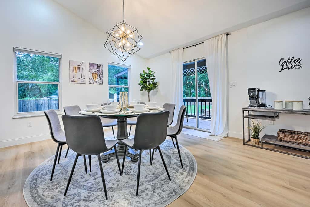 Tampa Retreat: 11 Beds, Game Room & Pool!