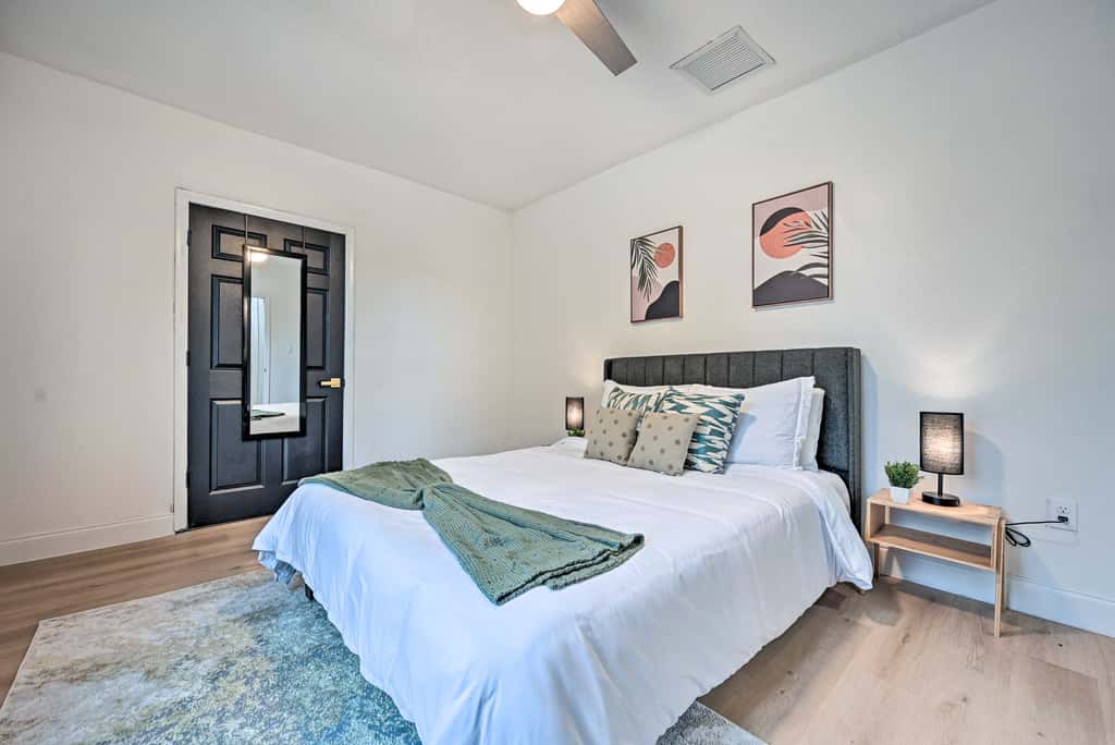 Tampa Retreat: 11 Beds, Game Room & Pool!
