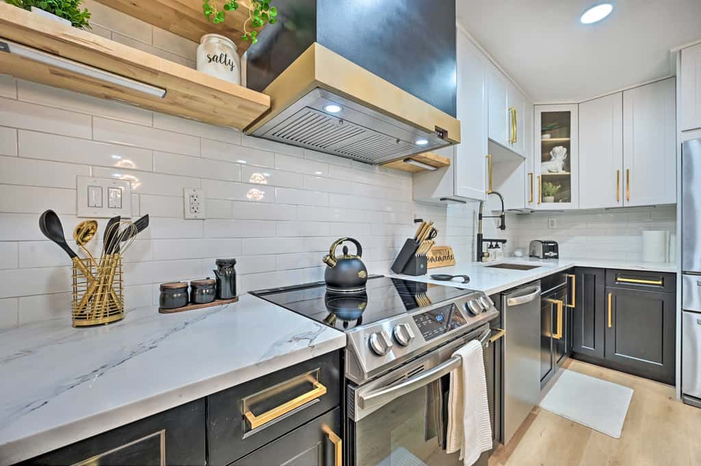 Tampa Retreat: 11 Beds, Game Room & Pool!