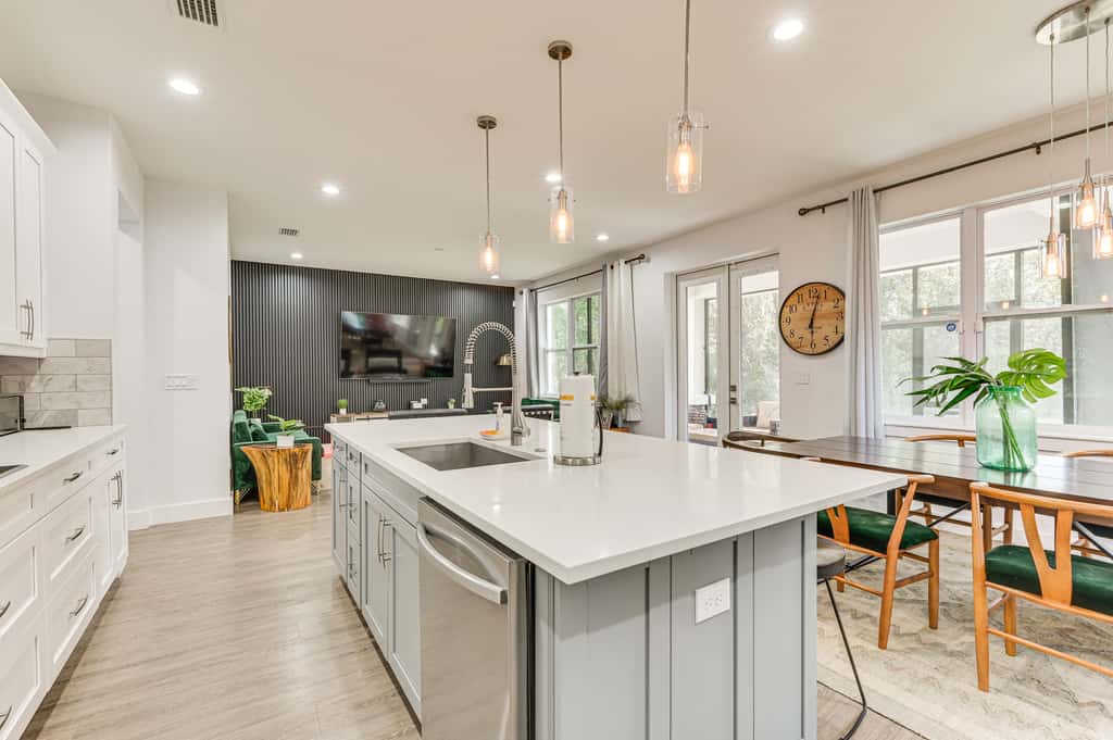 Modern Home | Pet Friendly | Kids Playroom | More!
