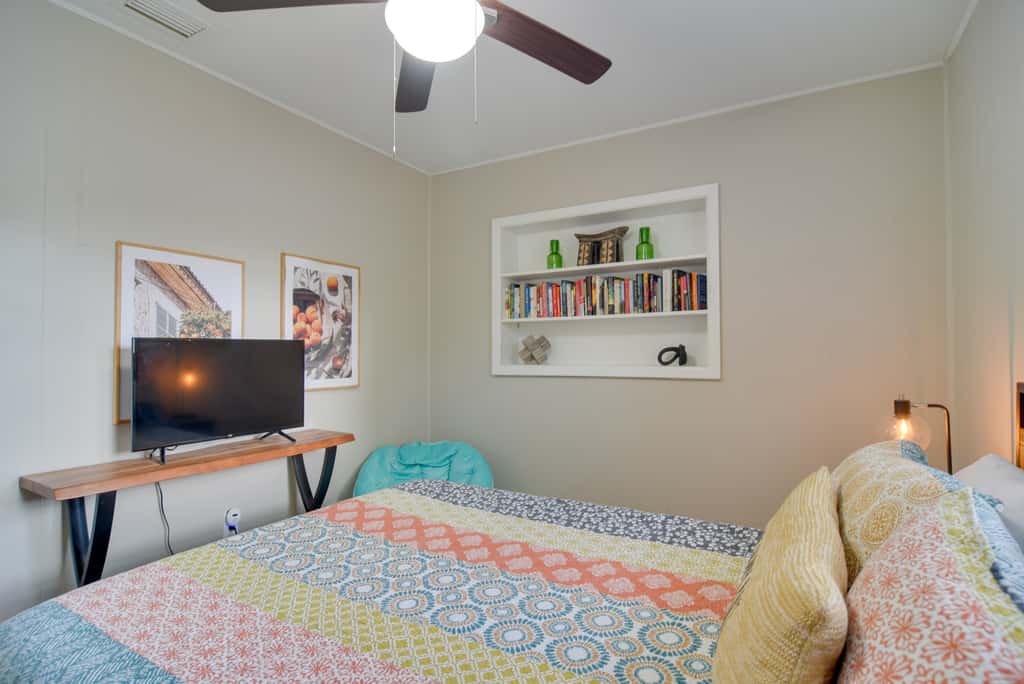 4 Mi to Dtwn: Pet-Friendly Tampa Retreat