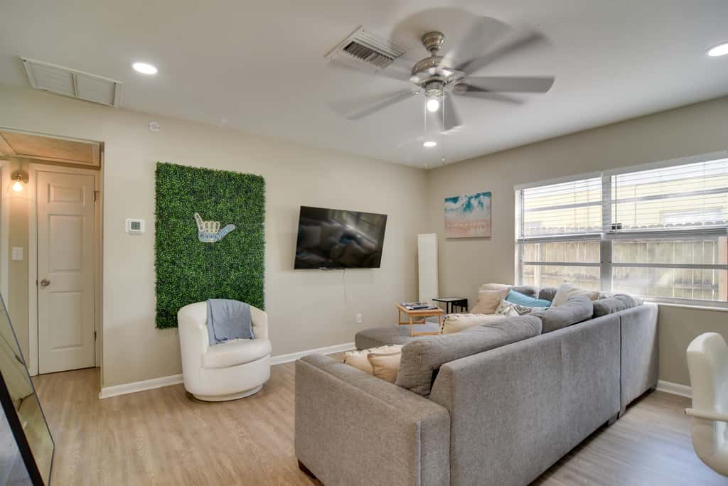 4 Mi to Dtwn: Pet-Friendly Tampa Retreat