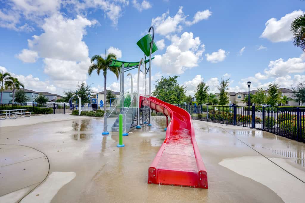4 Mi to Brandon Exchange: Resort-Style Townhome!