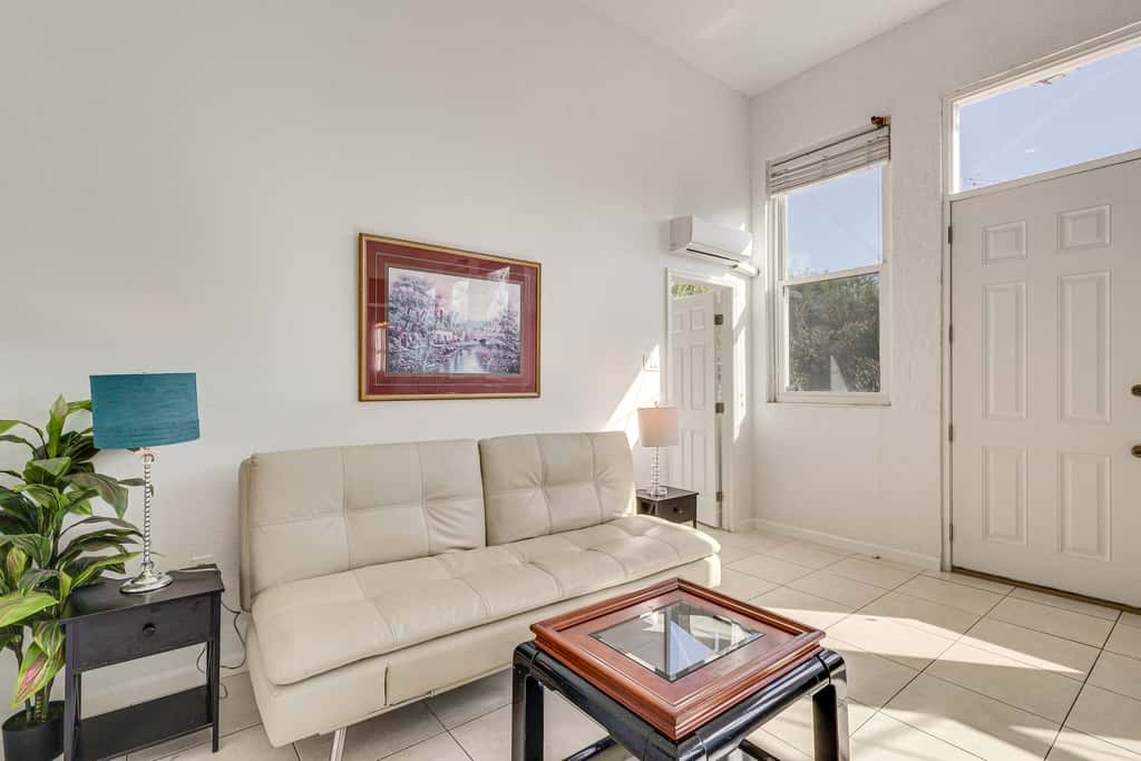 Near Apollo Beach! Bright Apt w/ Essentials