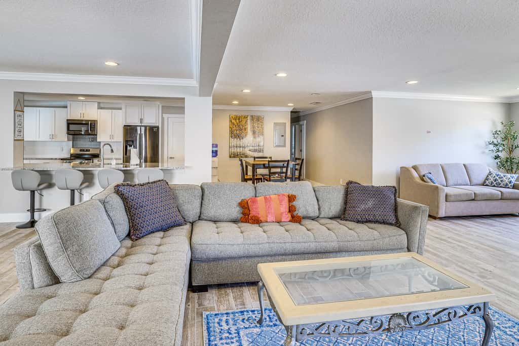 Steps to Bayshore Blvd! snowbird retreat w/ Pool
