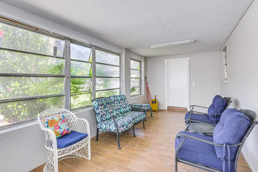 Steps to Bayshore Blvd! snowbird retreat w/ Pool