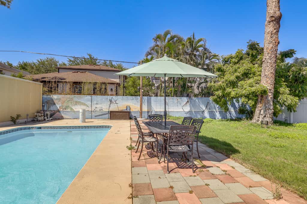 Steps to Bayshore Blvd! snowbird retreat w/ Pool
