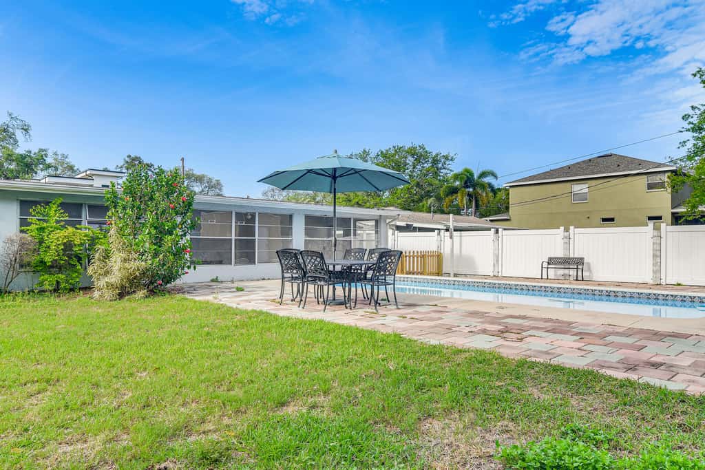 Steps to Bayshore Blvd! snowbird retreat w/ Pool
