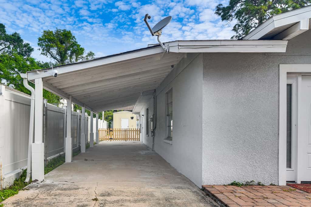 Steps to Bayshore Blvd! snowbird retreat w/ Pool