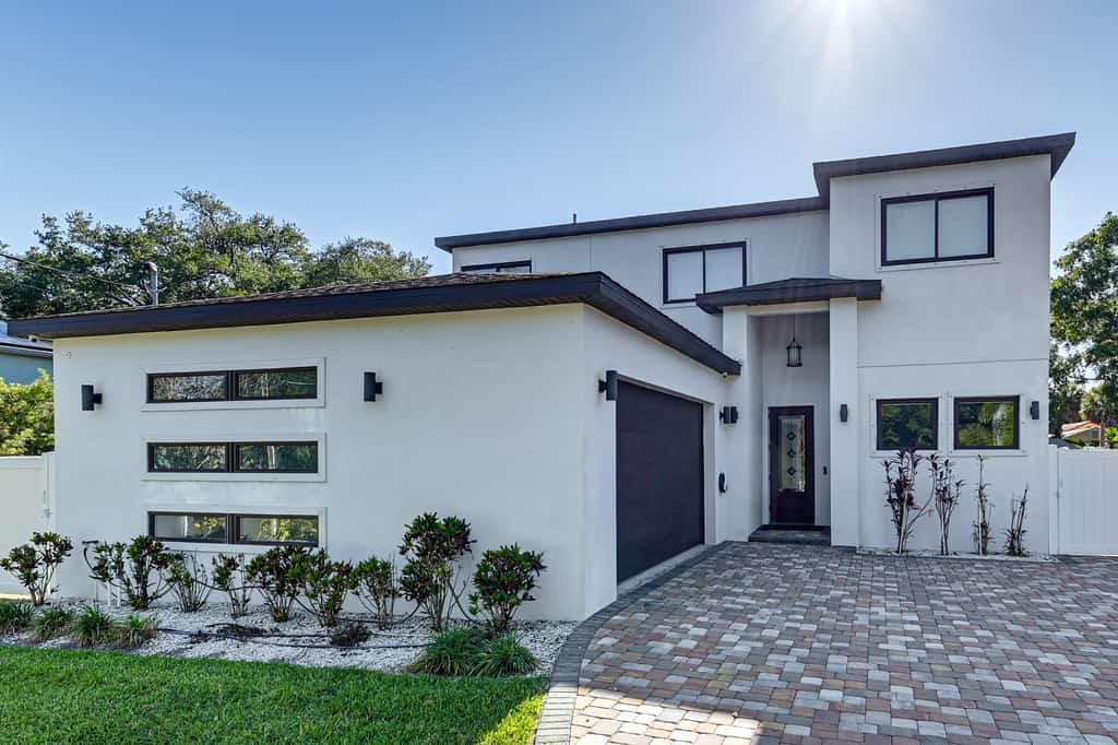Private Yard & Covered Patio: Modern Tampa Getaway