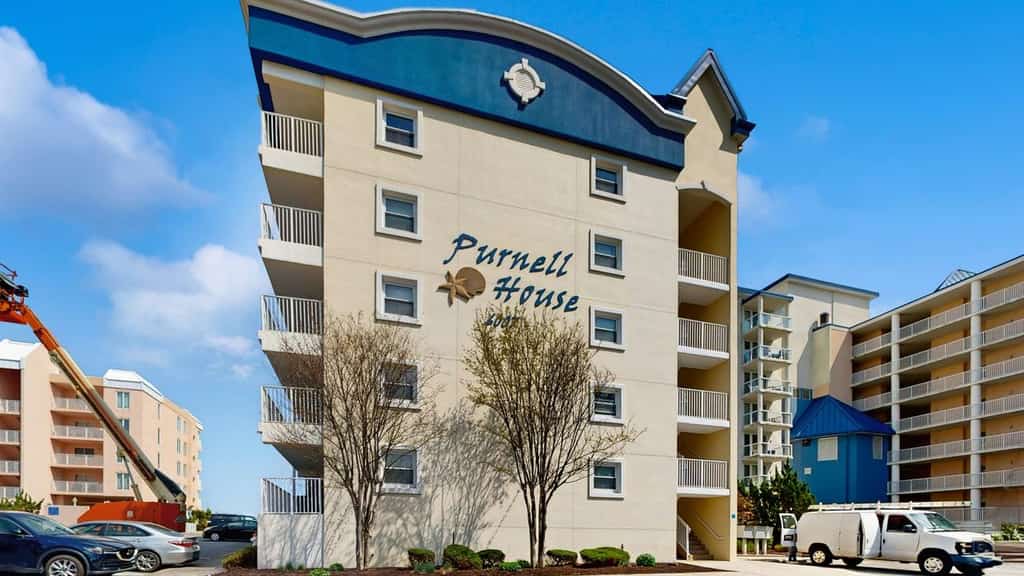 Two bedroom, two bathroom condo ocean block with pool