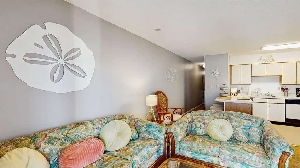 Coastal Condo, Large Balcony, Ocean Views & Pool