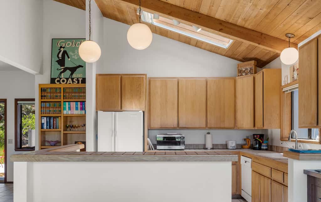 Sunhoma - Bluff-top coastal home with hot tub, ocean views, telescope