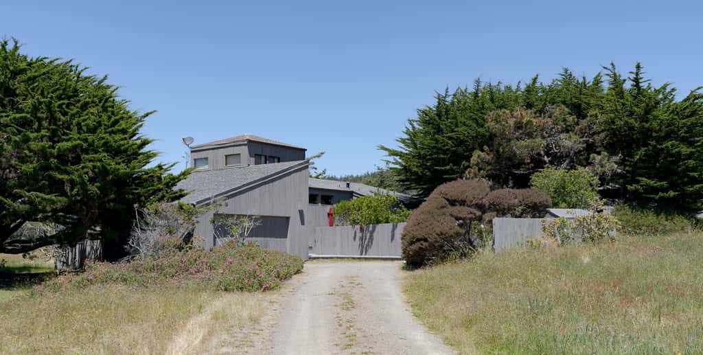 Sunhoma - Bluff-top coastal home with hot tub, ocean views, telescope