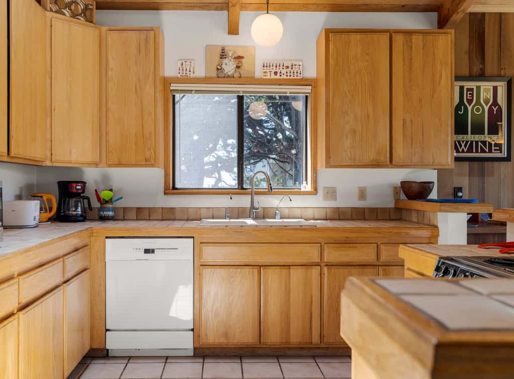 Sunhoma - Bluff-top coastal home with hot tub, ocean views, telescope