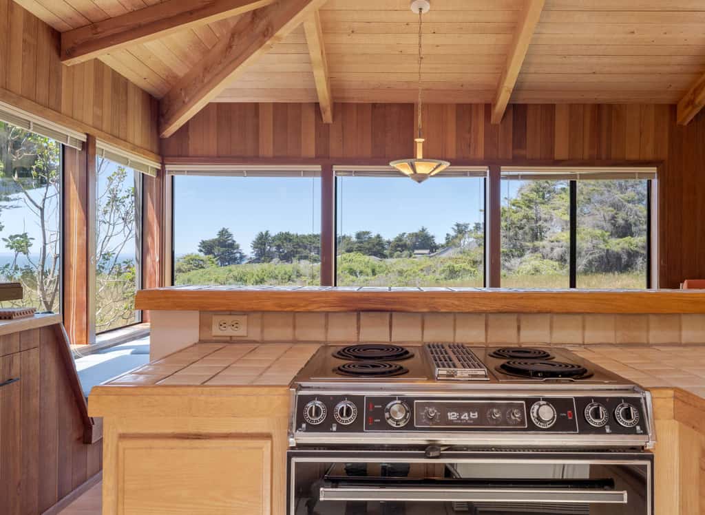 Sunhoma - Bluff-top coastal home with hot tub, ocean views, telescope