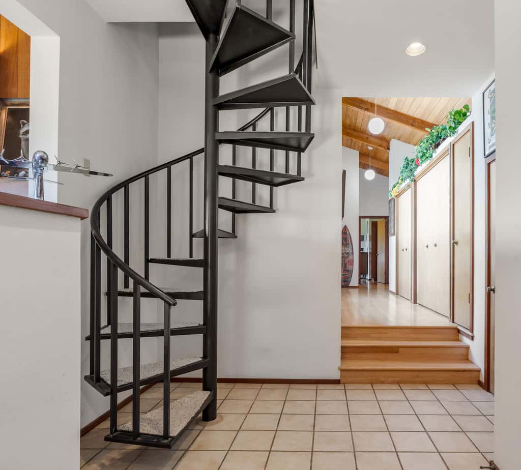 Sunhoma - Bluff-top coastal home with hot tub, ocean views, telescope