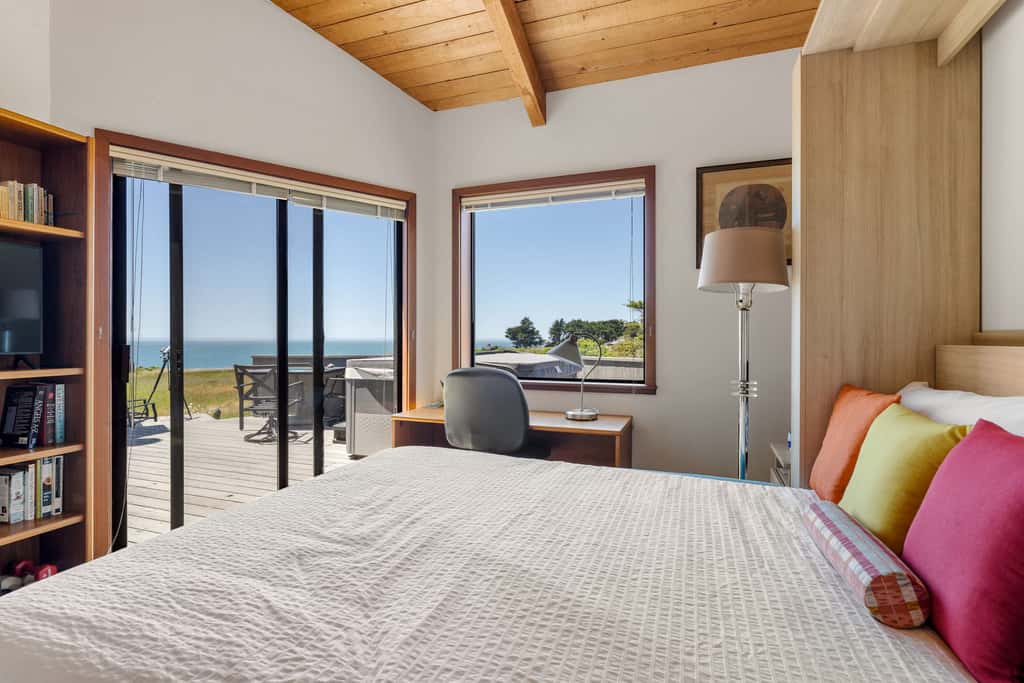 Sunhoma - Bluff-top coastal home with hot tub, ocean views, telescope