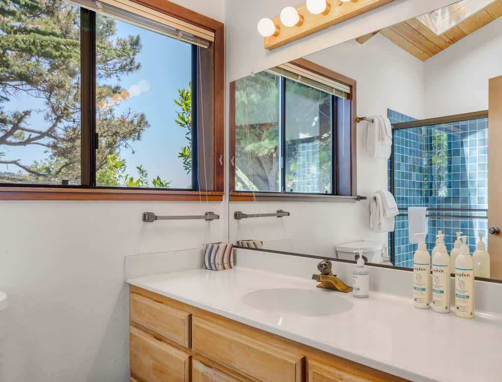 Sunhoma - Bluff-top coastal home with hot tub, ocean views, telescope