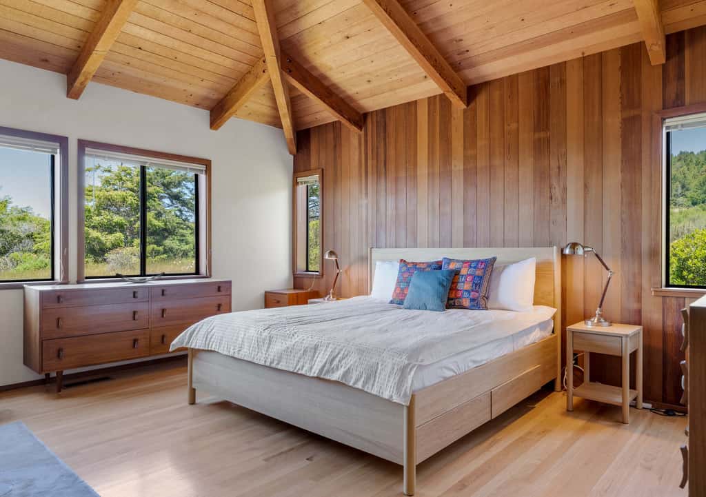 Sunhoma - Bluff-top coastal home with hot tub, ocean views, telescope