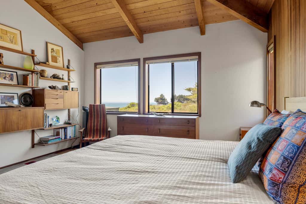 Sunhoma - Bluff-top coastal home with hot tub, ocean views, telescope