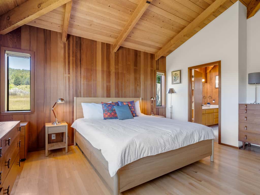 Sunhoma - Bluff-top coastal home with hot tub, ocean views, telescope