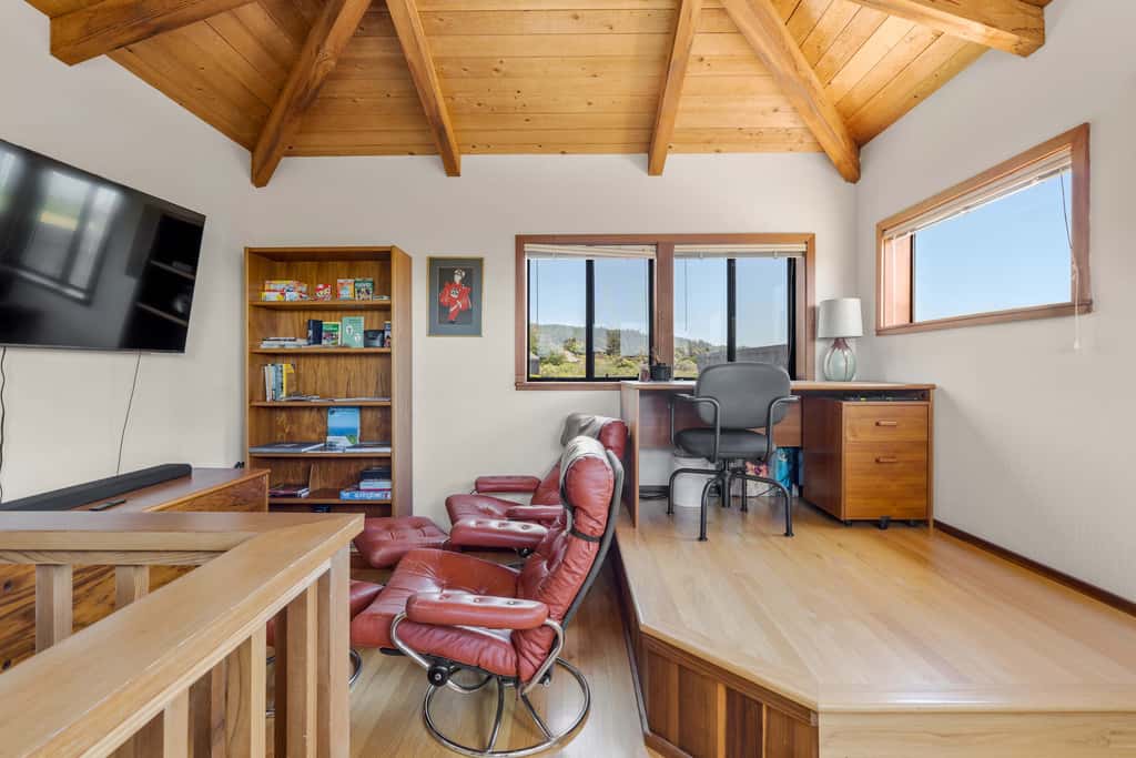 Sunhoma - Bluff-top coastal home with hot tub, ocean views, telescope