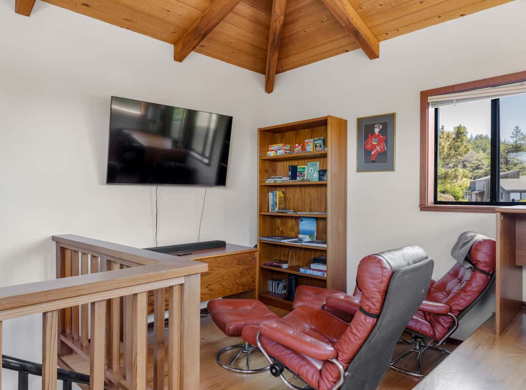 Sunhoma - Bluff-top coastal home with hot tub, ocean views, telescope