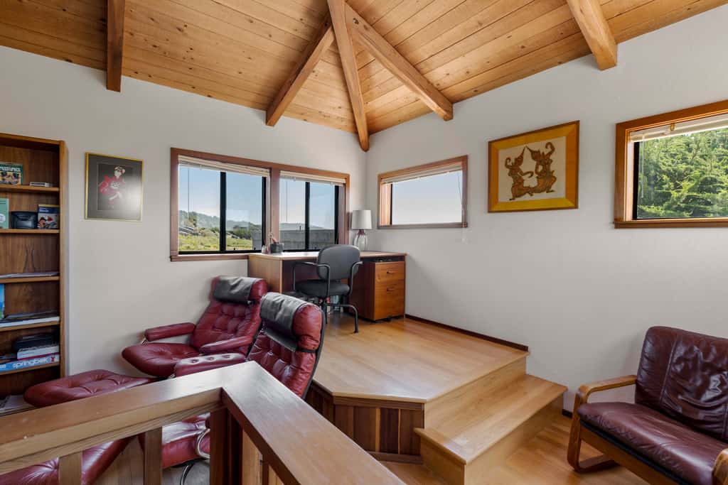 Sunhoma - Bluff-top coastal home with hot tub, ocean views, telescope