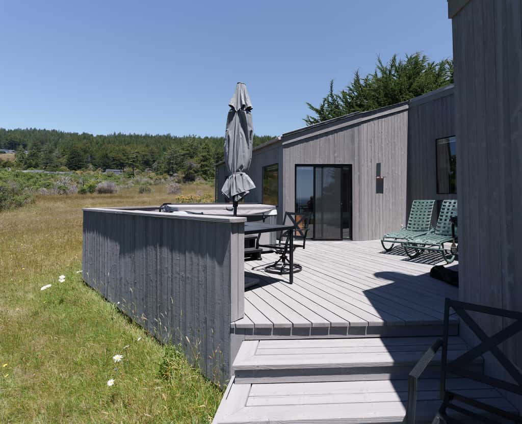 Sunhoma - Bluff-top coastal home with hot tub, ocean views, telescope