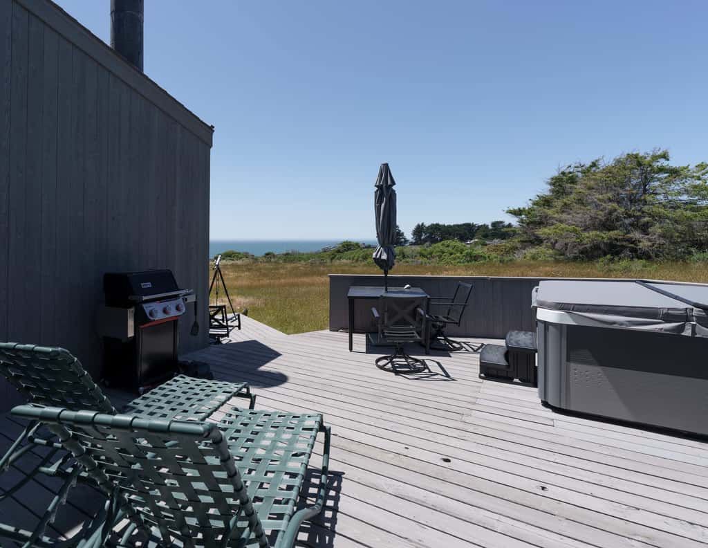 Sunhoma - Bluff-top coastal home with hot tub, ocean views, telescope