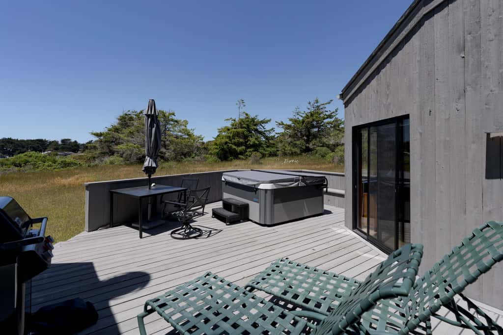 Sunhoma - Bluff-top coastal home with hot tub, ocean views, telescope