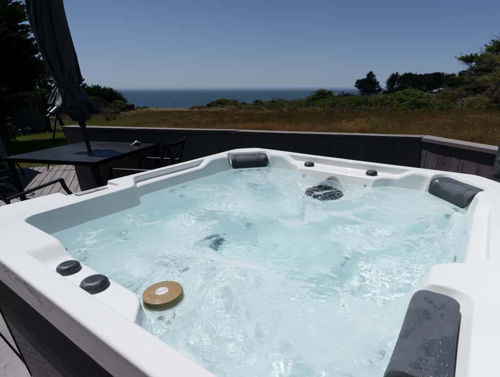 Sunhoma - Bluff-top coastal home with hot tub, ocean views, telescope
