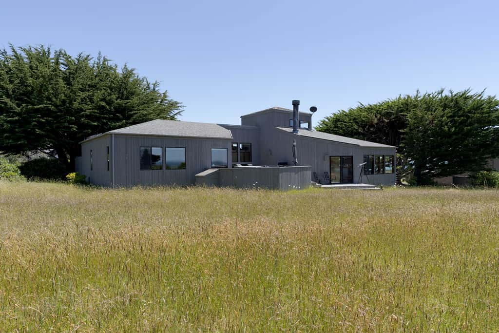 Sunhoma - Bluff-top coastal home with hot tub, ocean views, telescope