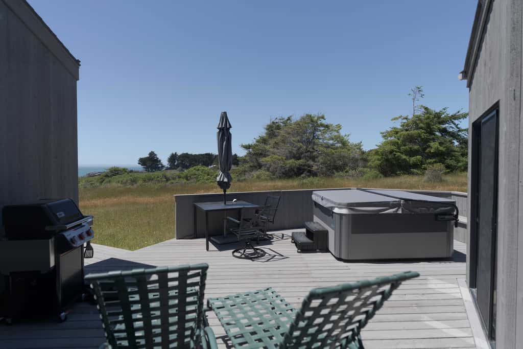 Sunhoma - Bluff-top coastal home with hot tub, ocean views, telescope