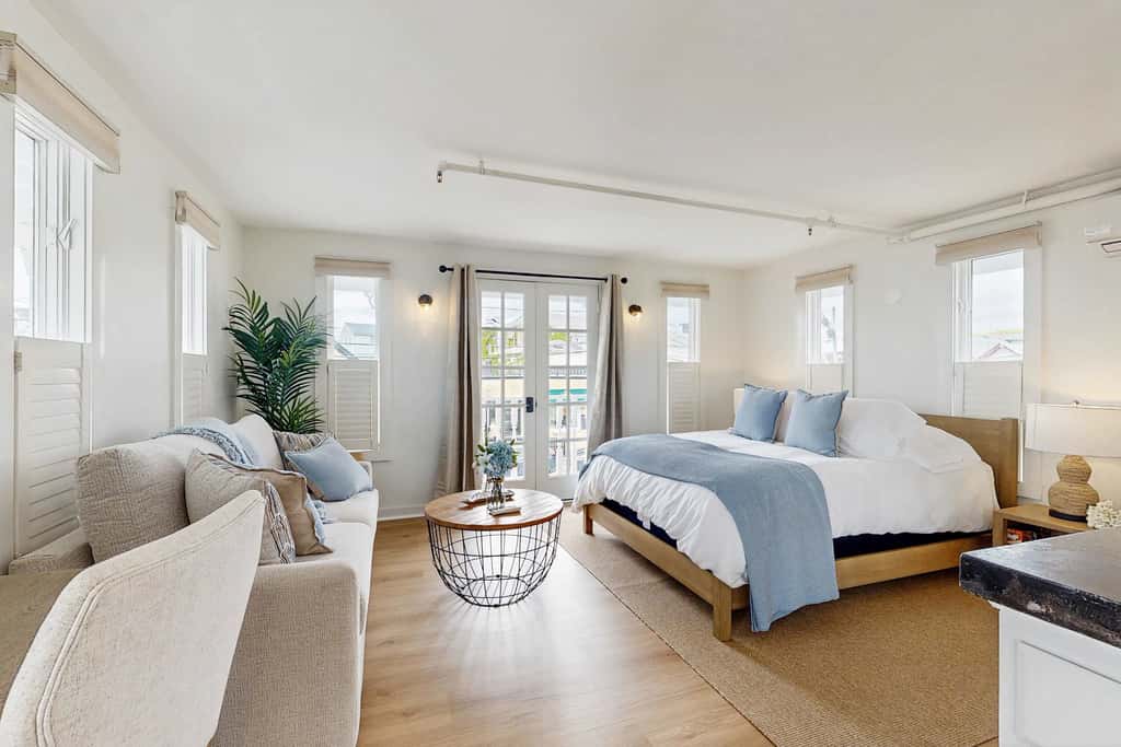 Cozy Downtown Studio - Walk to Ferry & Town