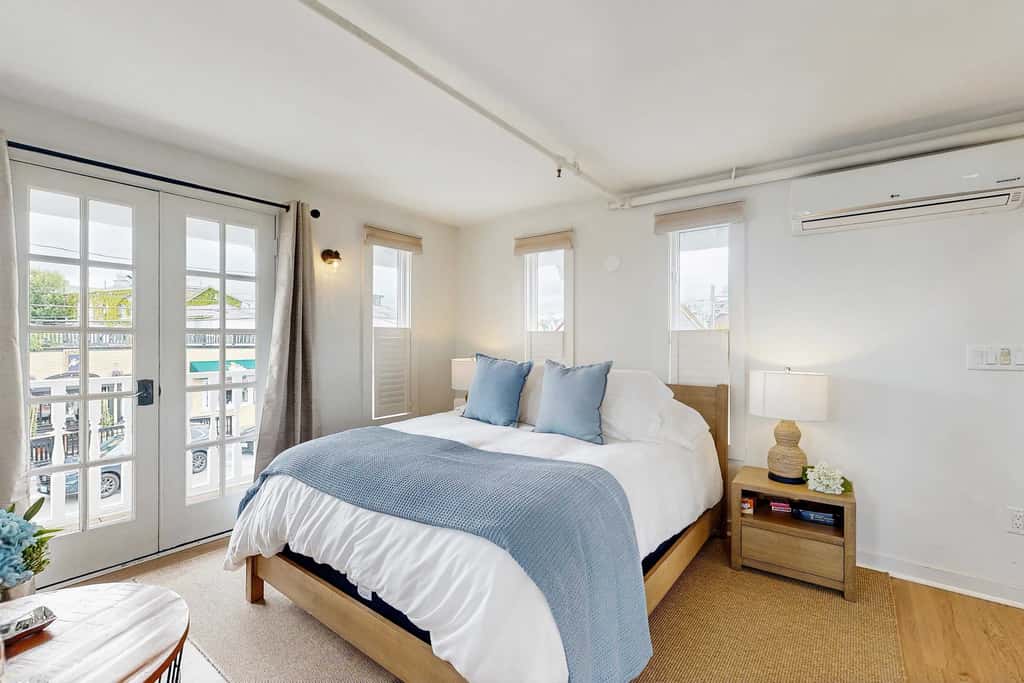 Cozy Downtown Studio - Walk to Ferry & Town