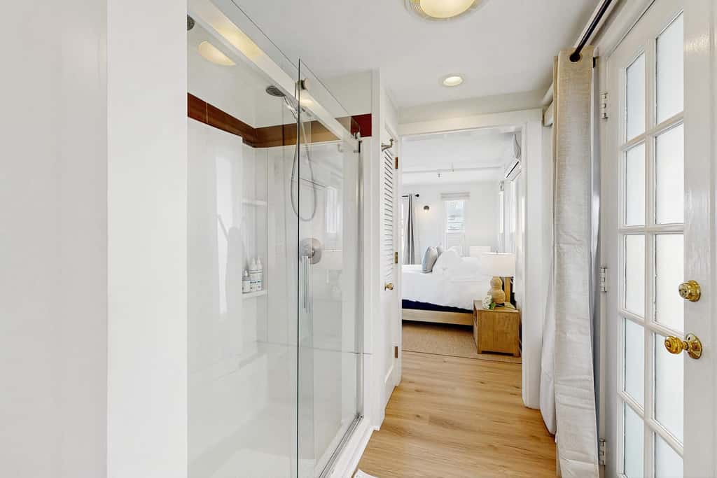 Cozy Downtown Studio - Walk to Ferry & Town