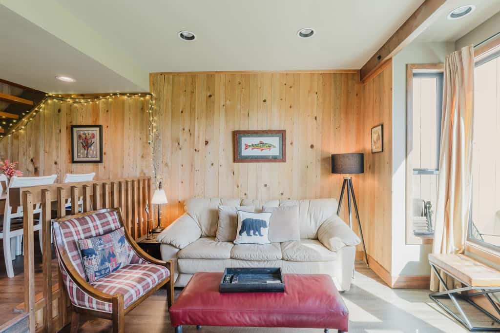 Peaceful Black Butte escape with lake views, mountain scenery & walkable dining