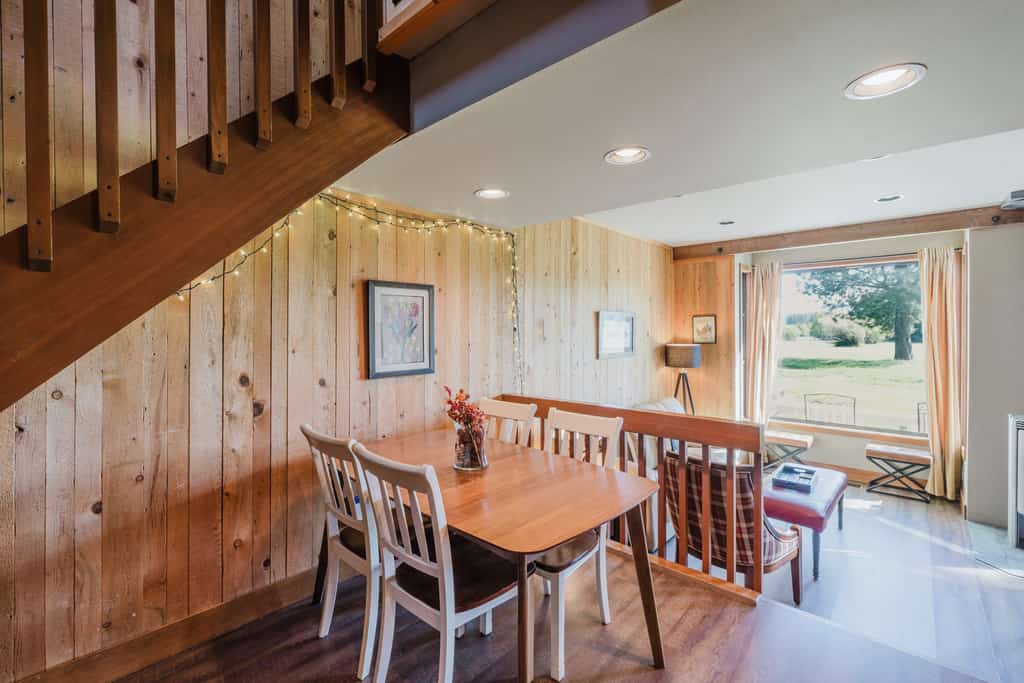 Peaceful Black Butte escape with lake views, mountain scenery & walkable dining