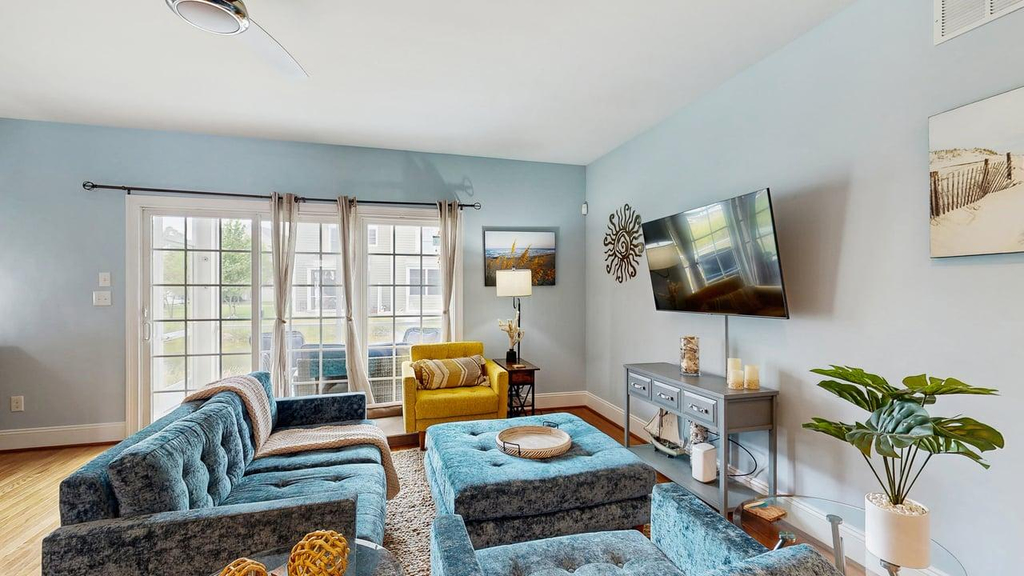 Heritage Village townhouse with community pool