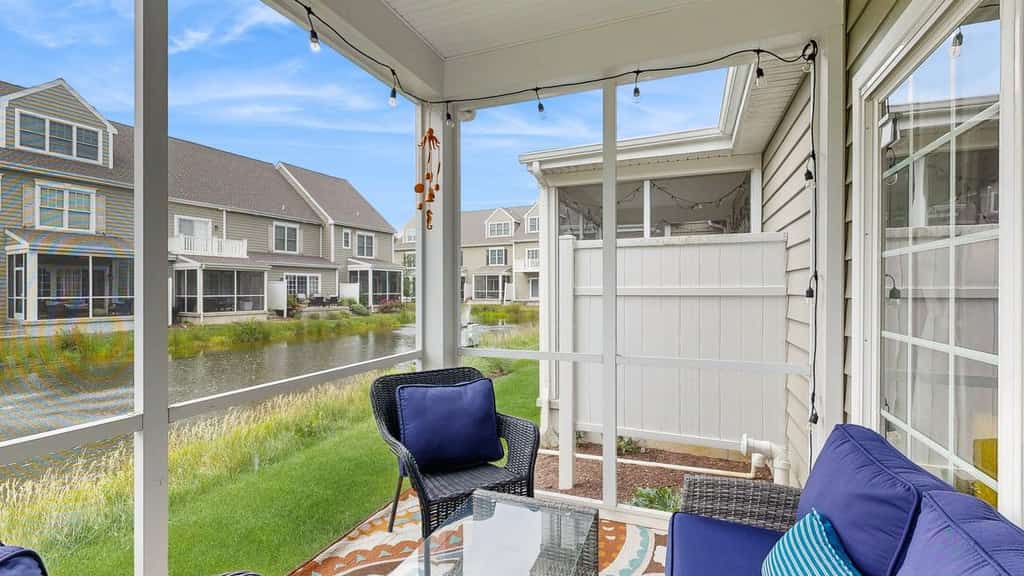 Heritage Village townhouse with community pool