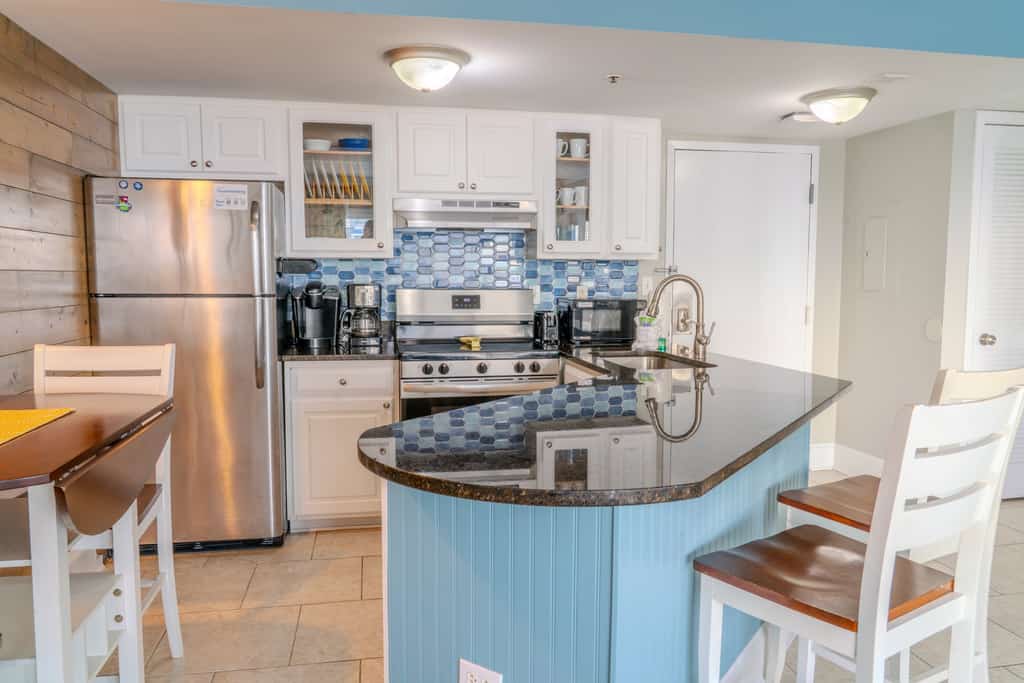 The search for your next vacation stops here! Check out this 6th floor, ocean view, 1-bedroom apartment located at the Palace Resort in Myrtle Beach, SC. The condo is fully furnished and the layout will accommodate 4 guests.