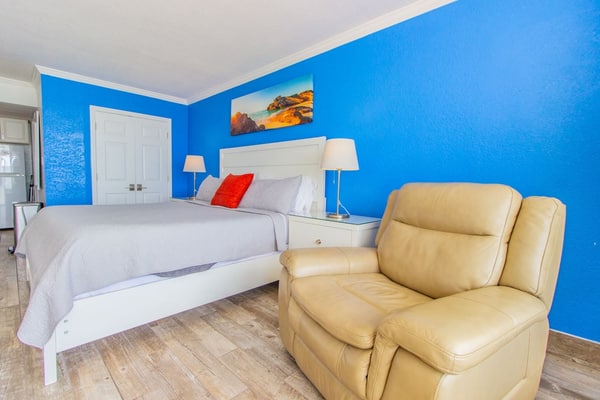 Looking to get away from it all and enjoy some relaxation with your special someone? This is the place for you! All the comforts of home but with spectacular views off the direct oceanfront private balcony. This completely remodeled oceanfront luxury studio is located at the North end of the "Golden Mile" - close enough to walk to local restaurants and attractions without being in the thick of the crowds.
Important Notice: Balcony Railing Coating Project
The Balcony Railing Coating Project will be underway for approximately 6–8 weeks (weather permitting), with completion expected by mid to late January.
During this period, signage will be placed on sliding glass doors to inform guests when balcony work is taking place. Please remind guests not to touch the railings, as they will be in various stages of coating and drying.
Please note:
Balcony access will be restricted only while work is being performed on that specific stack.