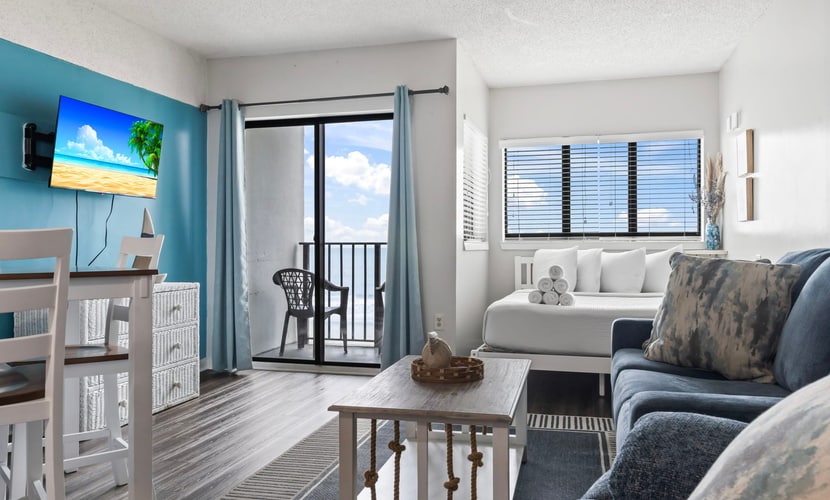 Stop your search now! Palace 202 is the perfect spot for you! This beautifully renovated oceanfront studio offers endless views of the ocean, plenty of kitchen space, and enough room for two guests, making it perfect for a couples getaway or a nice retreat for friends!