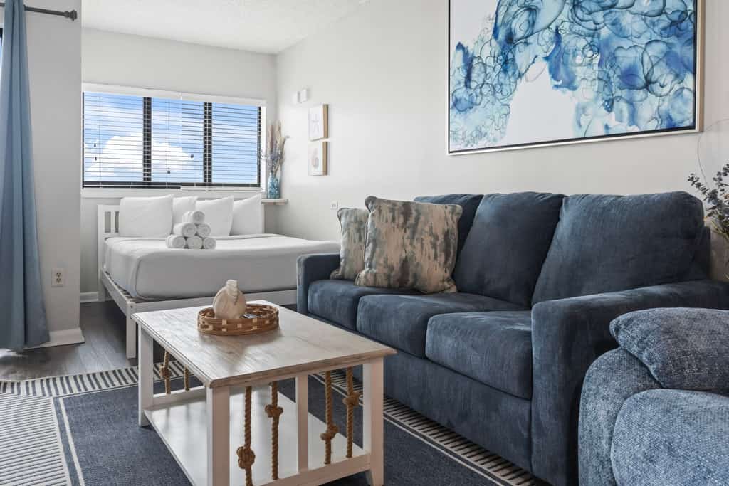 Stop your search now! Palace 202 is the perfect spot for you! This beautifully renovated oceanfront studio offers endless views of the ocean, plenty of kitchen space, and enough room for two guests, making it perfect for a couples getaway or a nice retreat for friends!